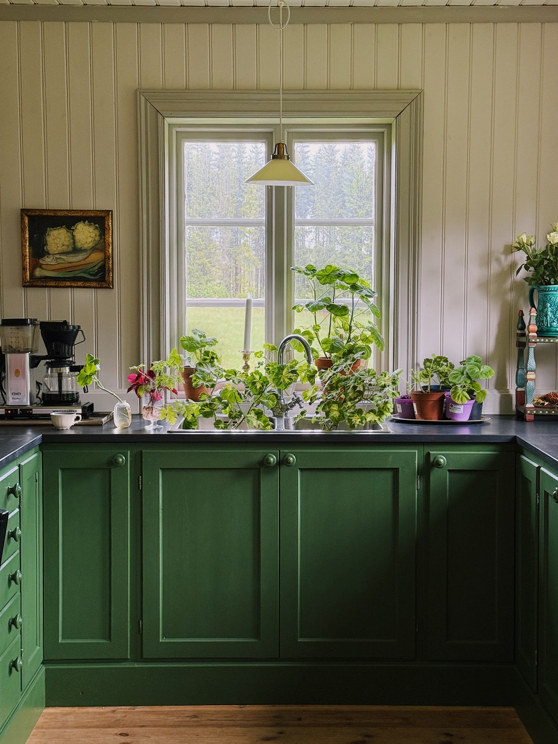 grönt kök på en historisk gård